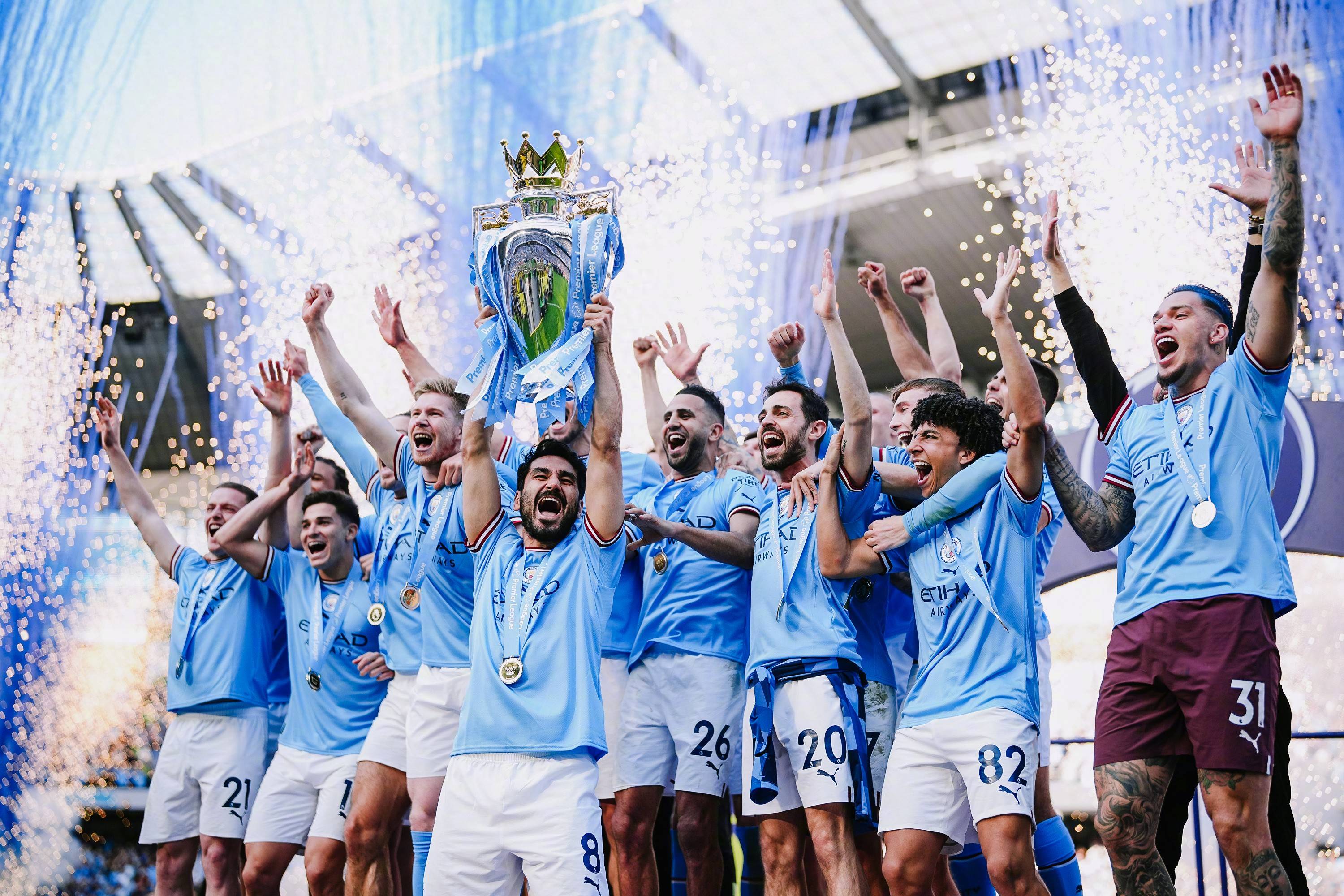 赛前欧冠传出新动向；斯图加特官宣签约；管理层表态——目标明确；资深球员宣示担当的简单介绍